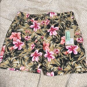 Tommy bahama nwt size 6 Floral Print Shorts with Pink and Green Accents